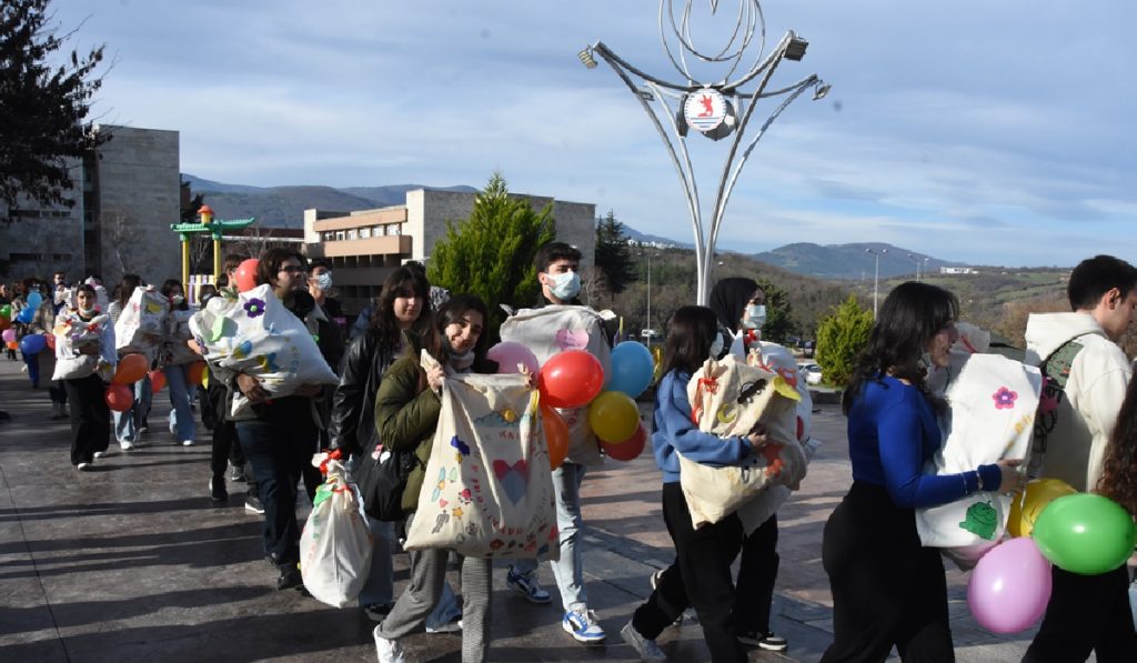 Hastanemizde Yatan Çocuklara Yeni Yıl Sürprizi