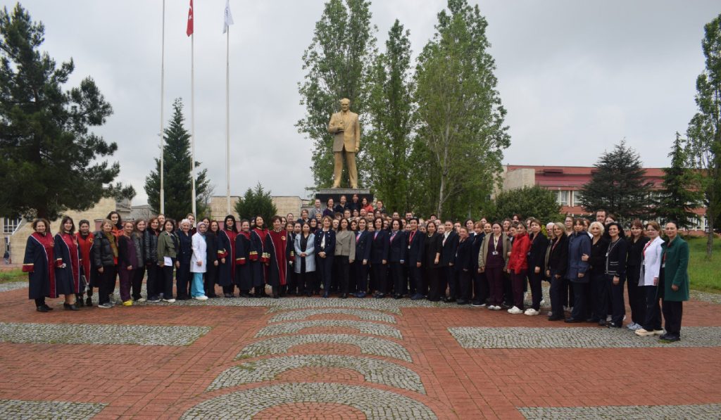 Hemşirelik Haftası’nda Atatürk Anıtı’na Çelenk Sunuldu