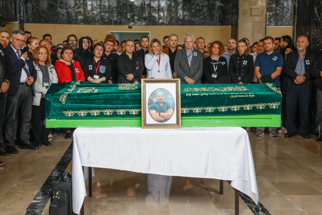 37 Yaşında Hayatını Kaybeden Beyin Cerrahına Gözyaşlarıyla Veda