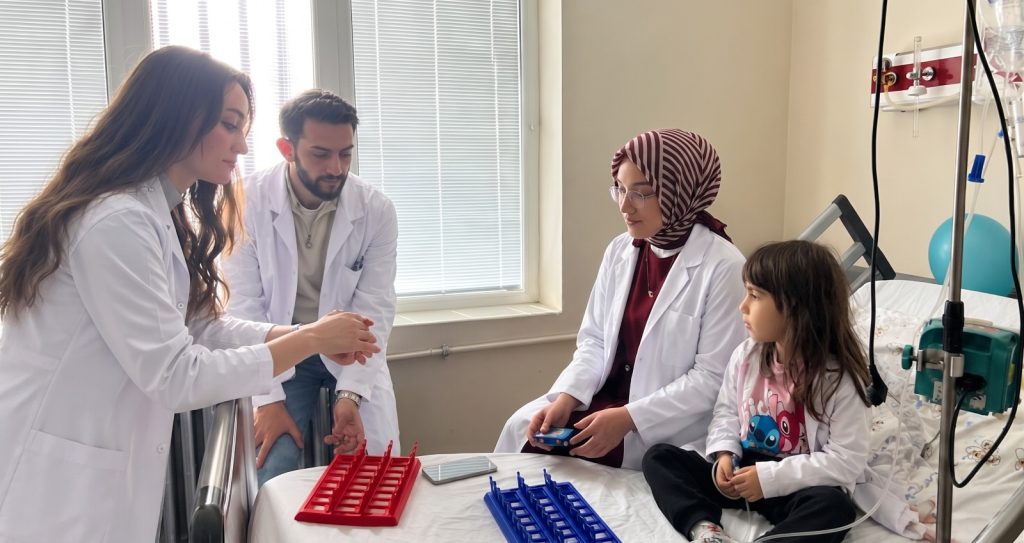 Hastanede Çocuklara Moral Projesi: “Eğleniyorum, Öğreniyorum, İyileşiyorum” Tamamlandı
